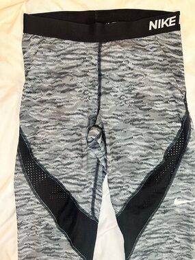 Nike Pro Hypercool Capri Leggings Women’s Medium Dri-FIT Gray Black Compression